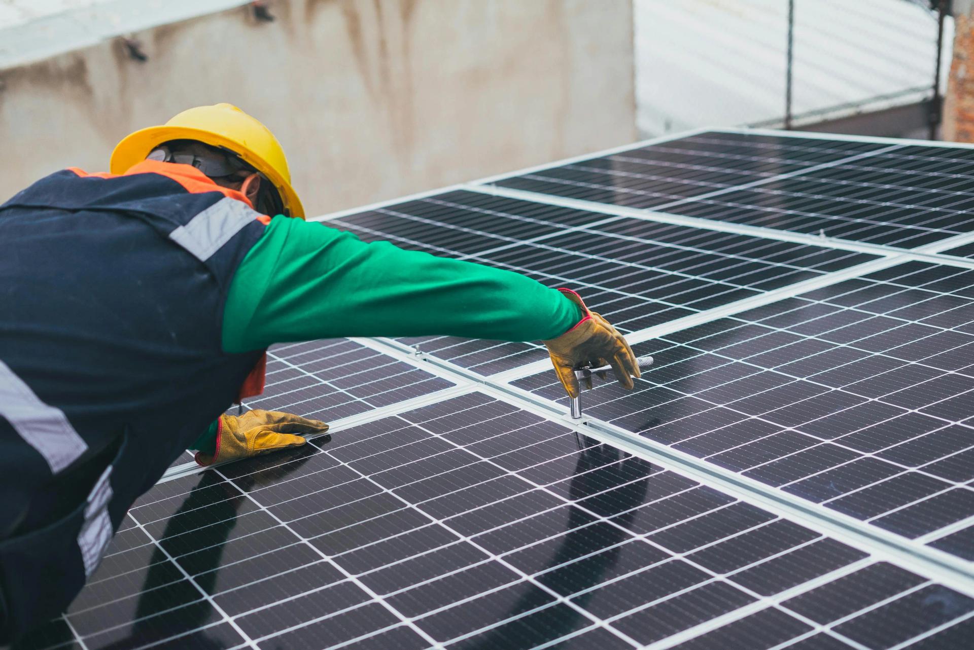 Chez TechPro Toiture, nous combinons notre savoir-faire artisanal en toiture avec les dernières technologies solaires pour offrir à nos clients des solutions photovoltaïques efficaces, esthétiques et durables. Nous intervenons pour l’installation de panneaux solaires, en garantissant une intégration optimale à la toiture existante, tout en respectant les normes de sécurité et de performance.  